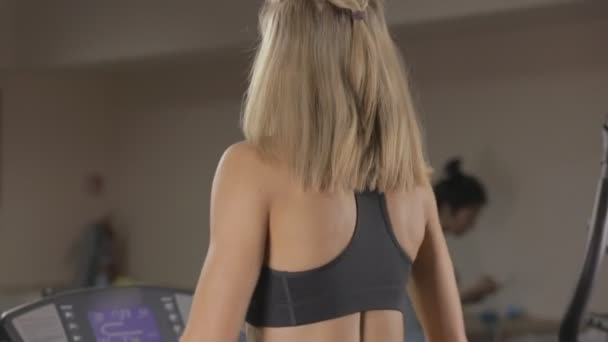 Chica rubia en el gimnasio — Vídeos de Stock