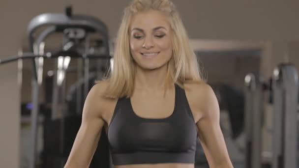 Blonde girl in gym — Stock Video