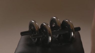 Dumbbell alarak eller