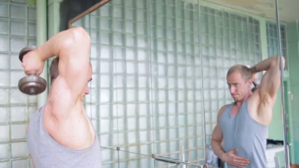 Homme athlétique dans une vieille salle de gym — Video