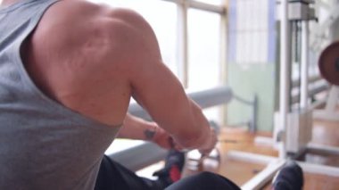 Eski spor salonunda atletik adam