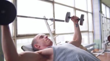 Eski spor salonunda atletik adam