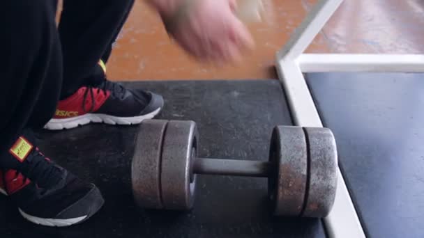 Hombre atlético en el viejo gimnasio — Vídeos de Stock