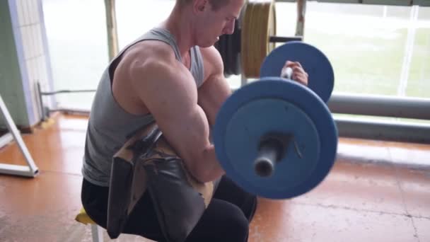 Homme athlétique dans une vieille salle de gym — Video