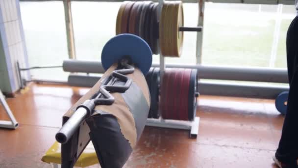 Atletyczny mężczyzna w starej siłowni — Wideo stockowe