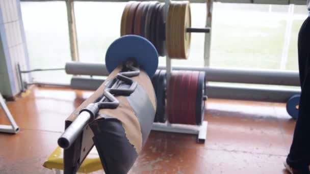 Atletic om în sala de sport vechi — Videoclip de stoc