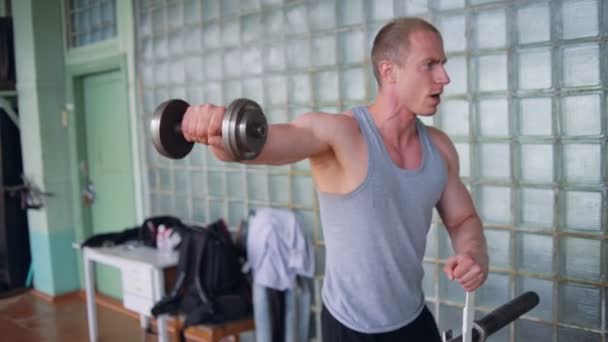 Atletische man in de oude sportschool — Stockvideo