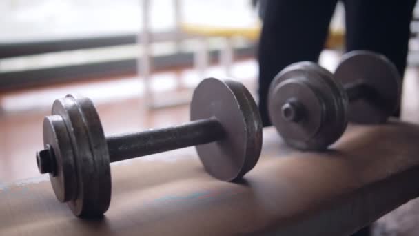 Atletische man in de oude sportschool — Stockvideo