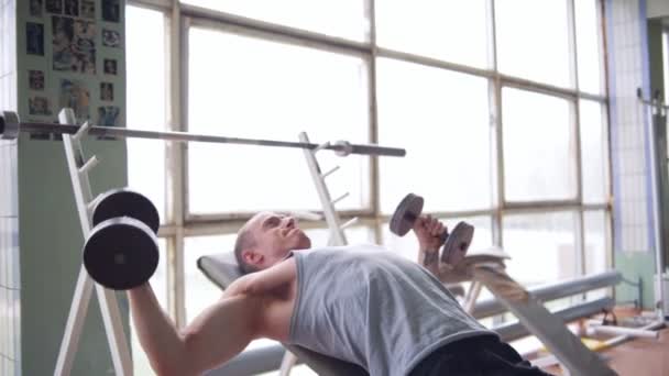 Homme athlétique dans une vieille salle de gym — Video