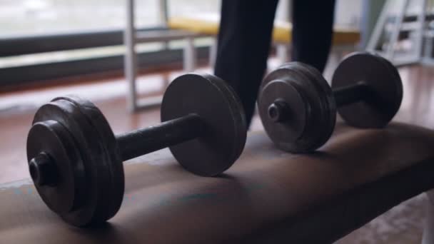 Atletisk man i gamla gym — Stockvideo