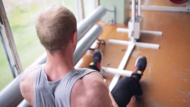 Atletyczny mężczyzna w starej siłowni — Wideo stockowe