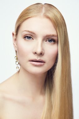 Genç ciddi sarışın