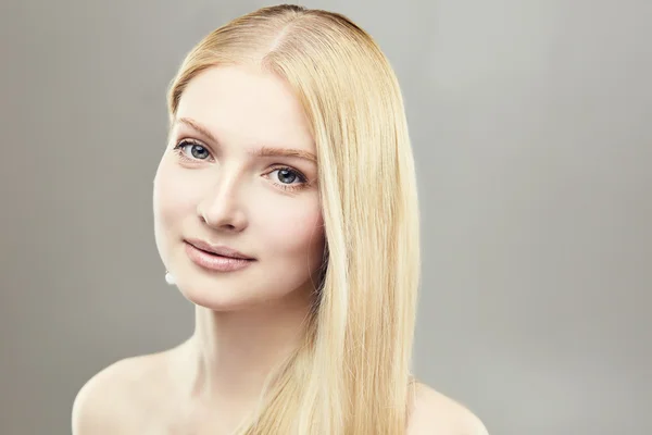 Pozitivní dívka blondýna — Stock fotografie