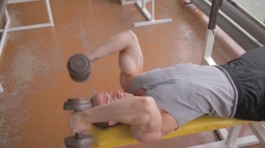 Atletik erkek spor salonu. Dayanıklılık egzersiz