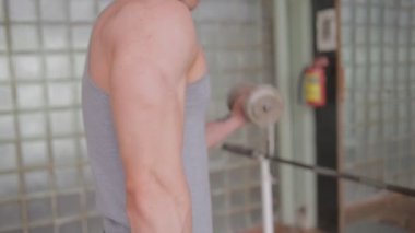 spor salonunda spor adamı