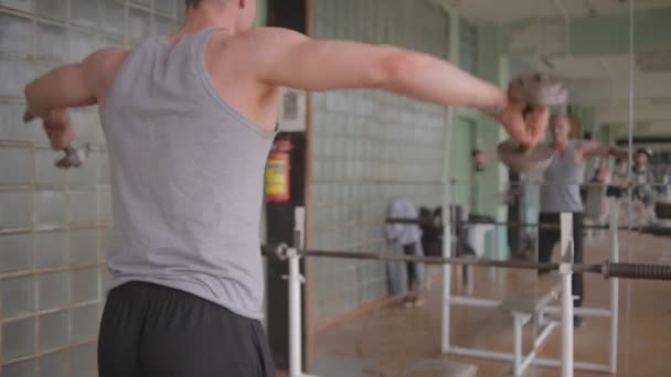 Hombre atlético en el gimnasio — Vídeo de stock