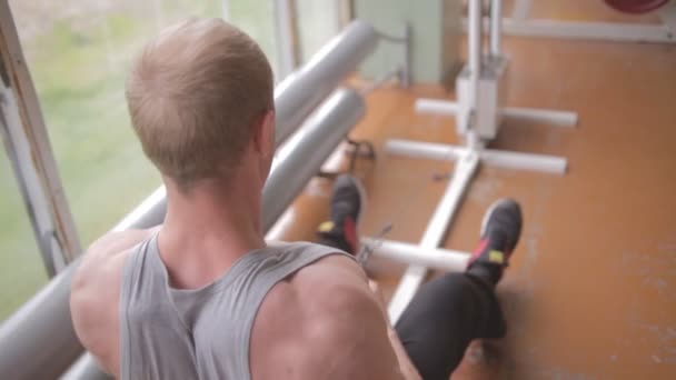 Athletischer Mann im Fitnessstudio — Stockvideo