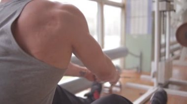 spor salonunda spor adamı