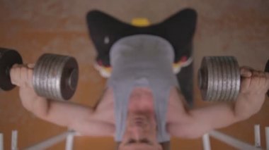 Atletik erkek spor salonu. Göğüs egzersiz