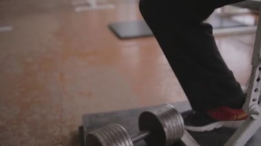 Atletik erkek spor salonu. Halter alarak