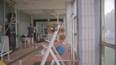Atletik erkek spor salonu. Göğüs egzersiz