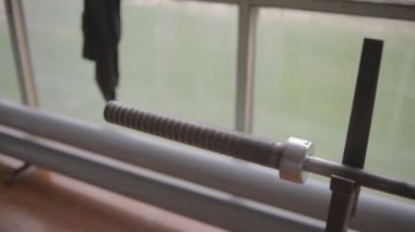 Atletik erkek spor salonu. Göğüs egzersiz