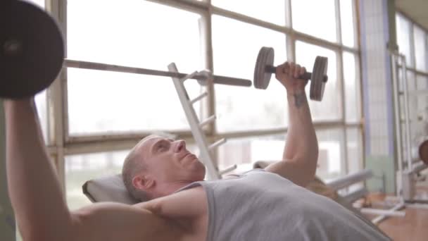 Gimnasio de hombre atlético. Entrenamiento en el pecho — Vídeos de Stock