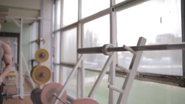Atletische man gym. Borst training — Stockvideo