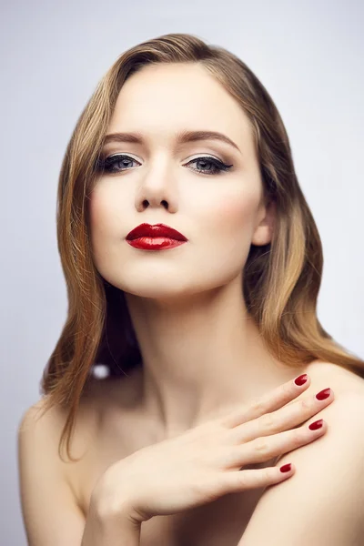 Clásico rojo labios chica — Foto de Stock