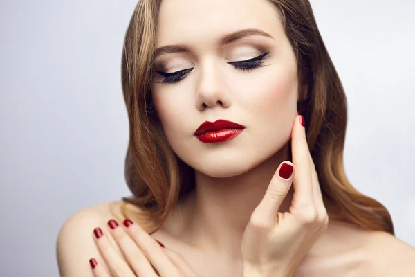 Mädchen mit roten Lippen und geschlossenen Augen. Freude-Konzept — Stockfoto