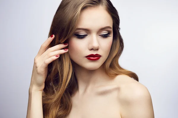 Clássico vermelho lábios menina olhando para a direita — Fotografia de Stock