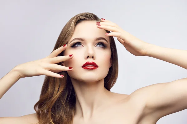 Clásico rojo labios chica mirando hacia arriba — Foto de Stock