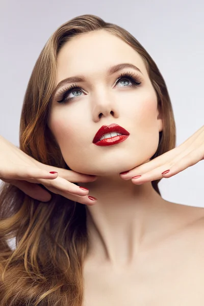 Clássico vermelho lábios menina olhando para cima — Fotografia de Stock