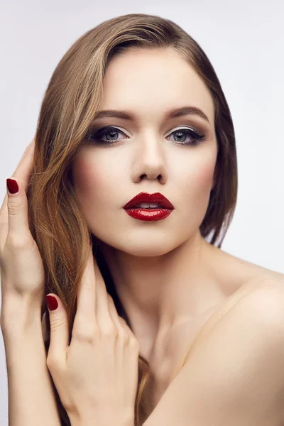 Rojo labios chica tocando su cabello —  Fotos de Stock