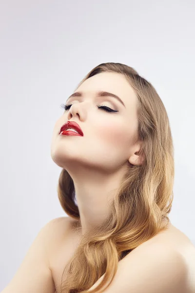 Rode lippen meisje met gesloten ogen. Joy concept — Stockfoto