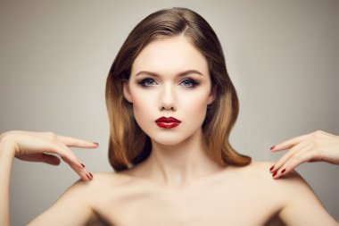 Klasik kırmızı dudaklar kız