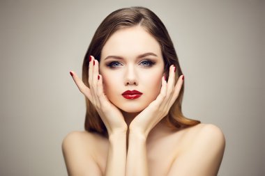 Kırmızı dudaklar kız onun yüzüne dokunmak