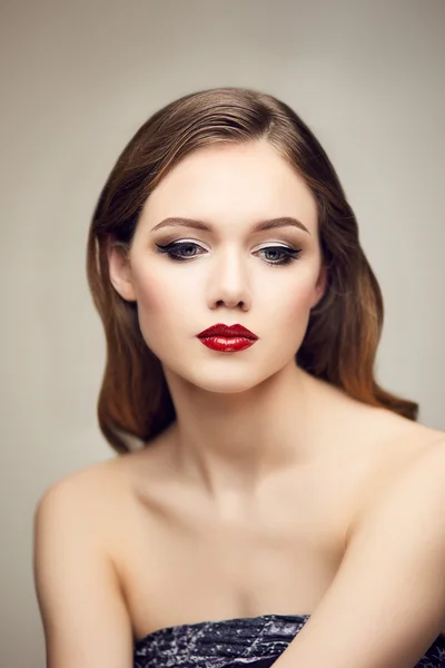 Klassieke rode lippen meisje op zoek naar beneden — Stockfoto