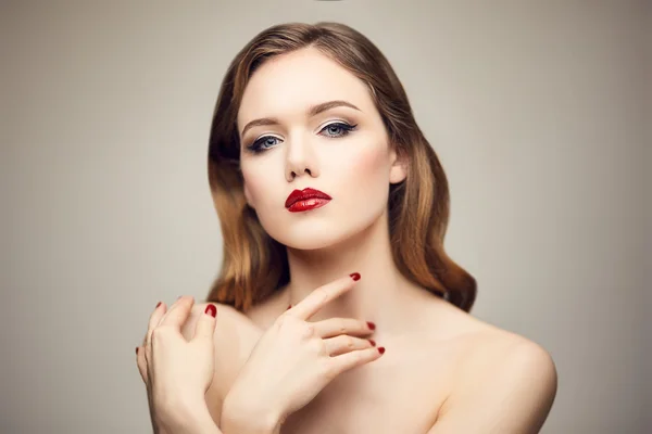 古典的な赤い唇の女の子 — ストック写真