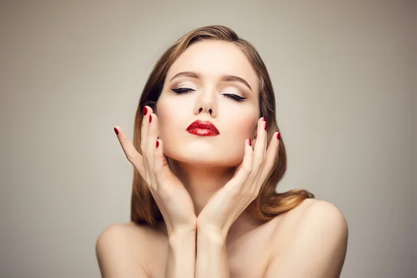 Menina lábios vermelhos com olhos fechados. Conceito de alegria — Fotografia de Stock