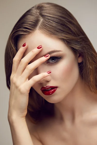 Clásico rojo labios chica tocando la frente — Foto de Stock