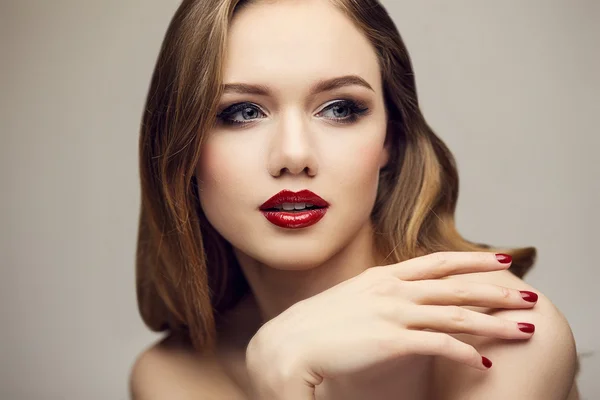 Classic red lips girl looking to right — Stock Photo, Image