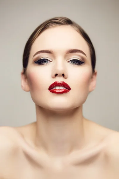 Rojo labios chica coqueteando con cámara — Foto de Stock