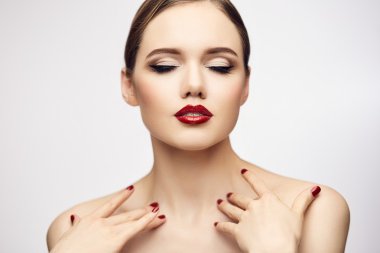 Kırmızı dudaklar kapalı gözlü kız. Sevinç kavramı