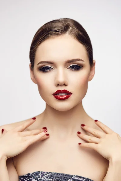 Rojo labios chica coqueteando con cámara —  Fotos de Stock