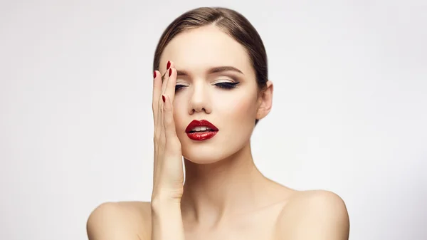 Menina lábios vermelhos com olhos fechados. Conceito de alegria — Fotografia de Stock