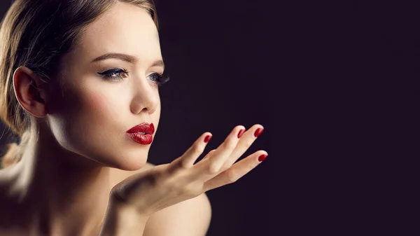 Klap kus van rode lippen meisje — Stockfoto