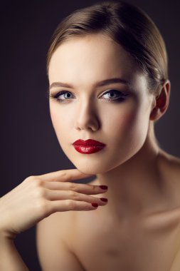 Klasik kırmızı dudaklar kız