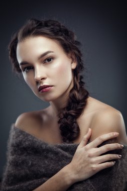 Moda portre kürk pelerinli esmer