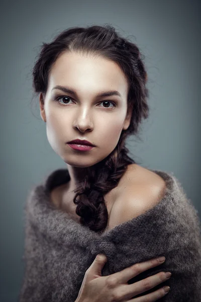 Fashion portrait of brunette in fur cape — Stock Photo, Image